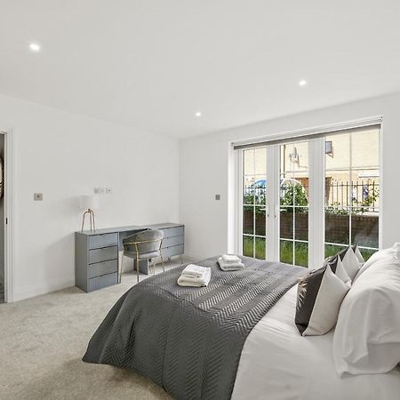 Drake House Apt 3 In Staines - Free Parking - Heathrow - Thorpe Park エクステリア 写真