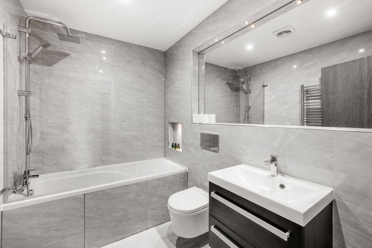 Drake House Apt 3 In Staines - Free Parking - Heathrow - Thorpe Park エクステリア 写真