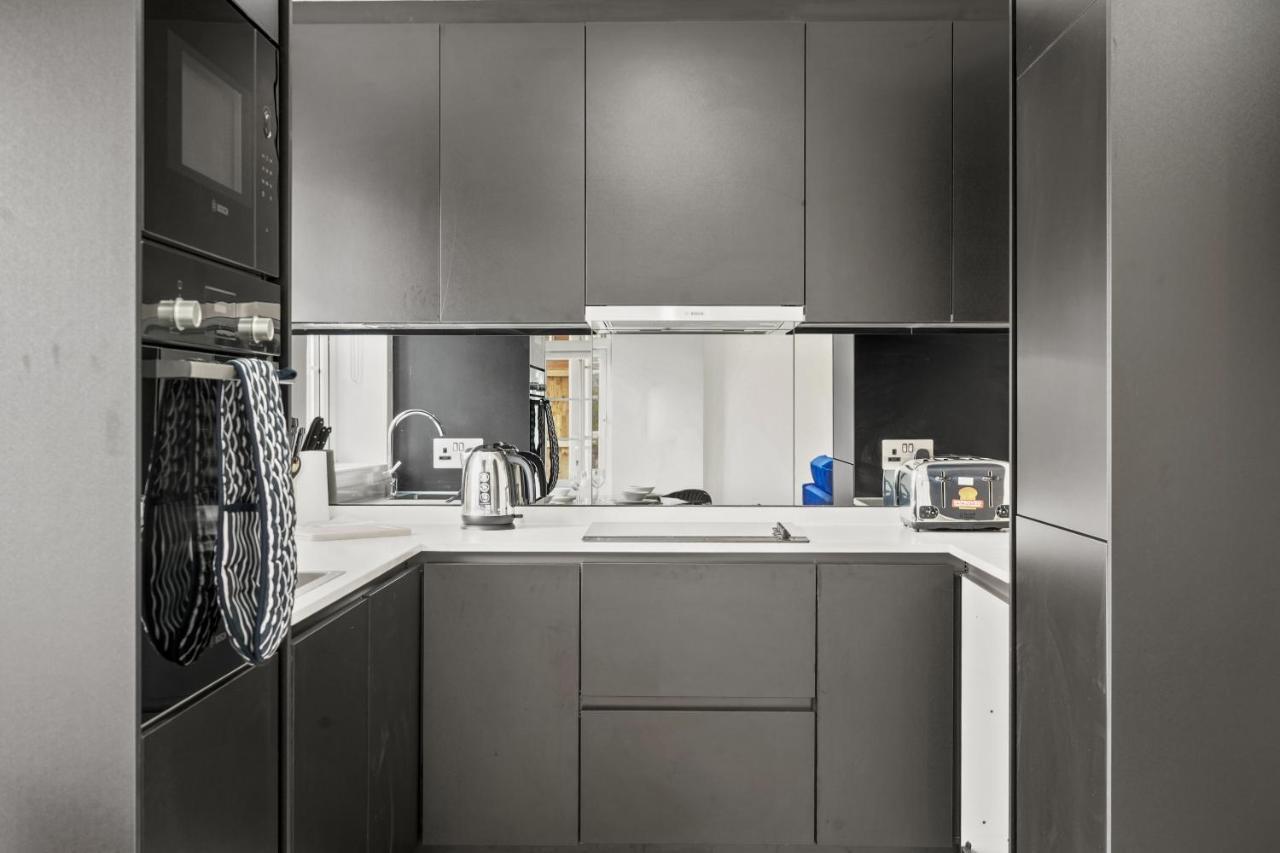 Drake House Apt 3 In Staines - Free Parking - Heathrow - Thorpe Park エクステリア 写真