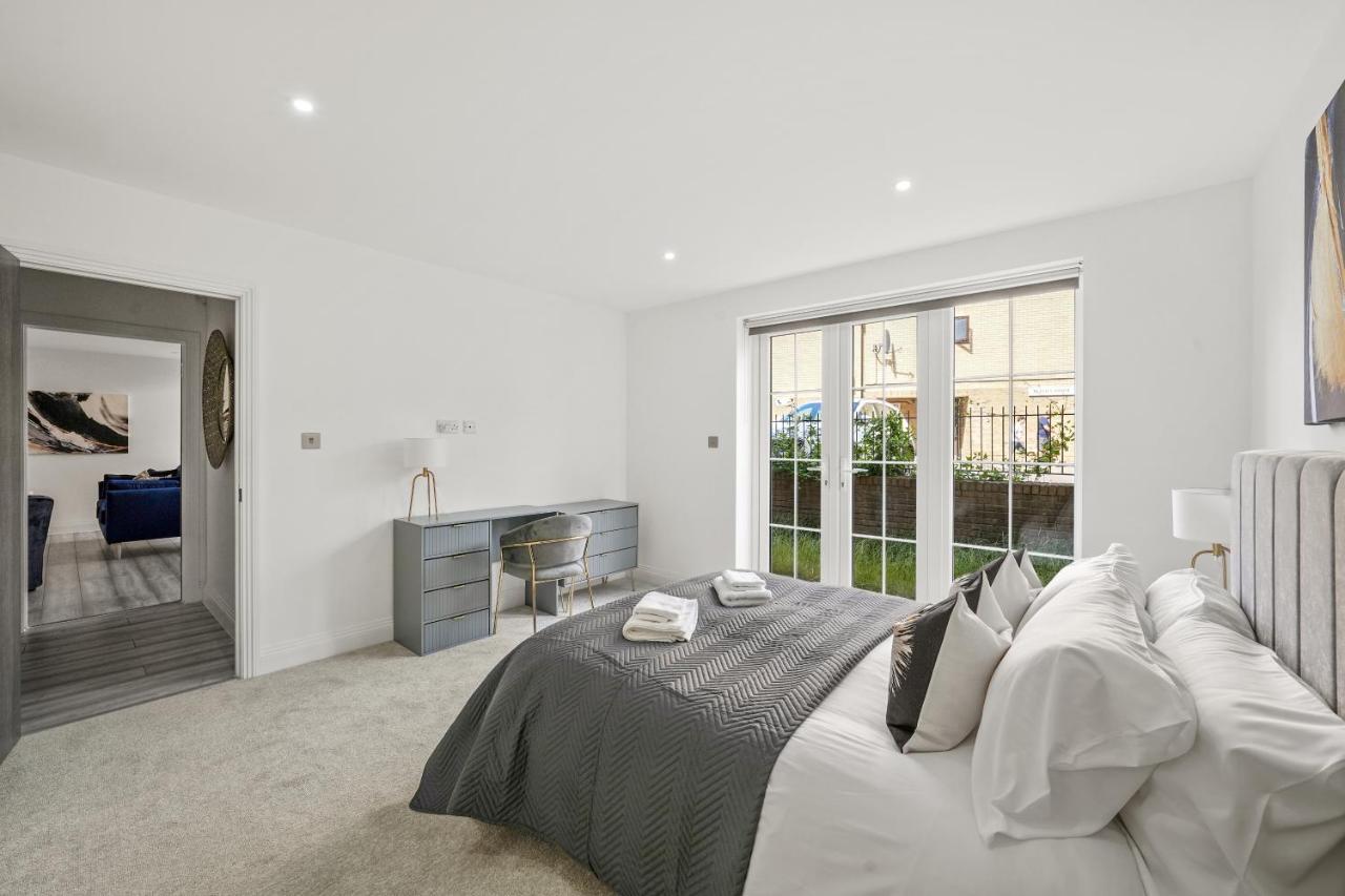 Drake House Apt 3 In Staines - Free Parking - Heathrow - Thorpe Park エクステリア 写真