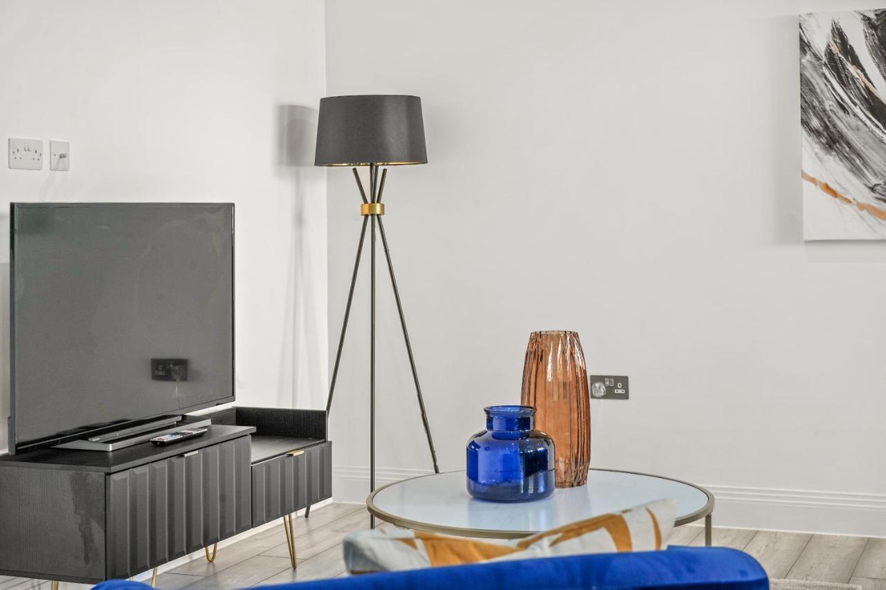 Drake House Apt 3 In Staines - Free Parking - Heathrow - Thorpe Park エクステリア 写真